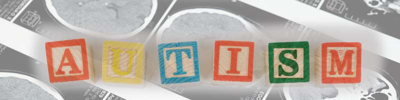 Μια σειρά από εικόνες μαγνητικής τομογραφίας εγκεφάλου, με τη λέξη "Autism" να διακρίνεται πάνω από τις εικόνες αυτές