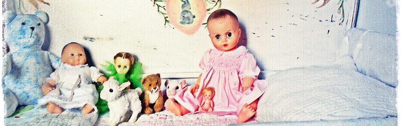 Ένα παιδικό κρεβάτι γεμάτο με κούκλες προηγούμενων δεκαετιών